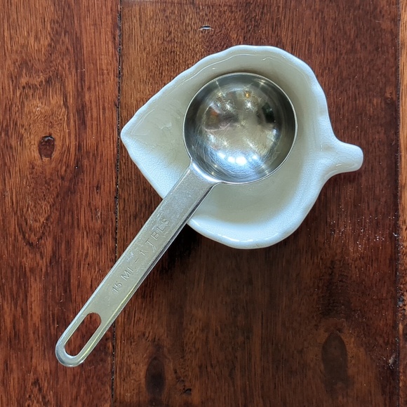 Ceramic White Leaf Condiment Dishes - Picture 4 of 12